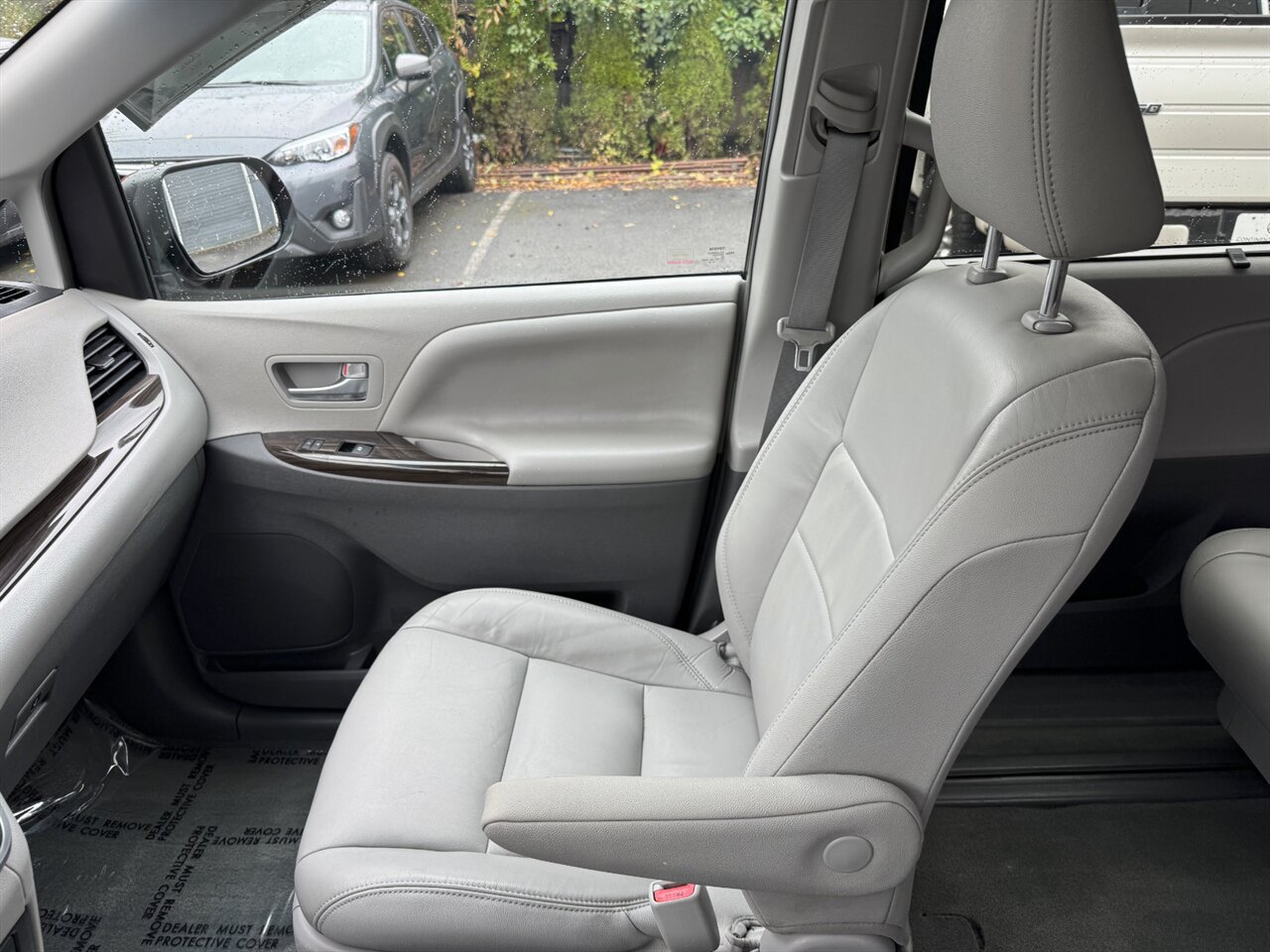2016 Toyota Sienna XLE 8-Passenger   - Photo 28 - Portland, OR 97211