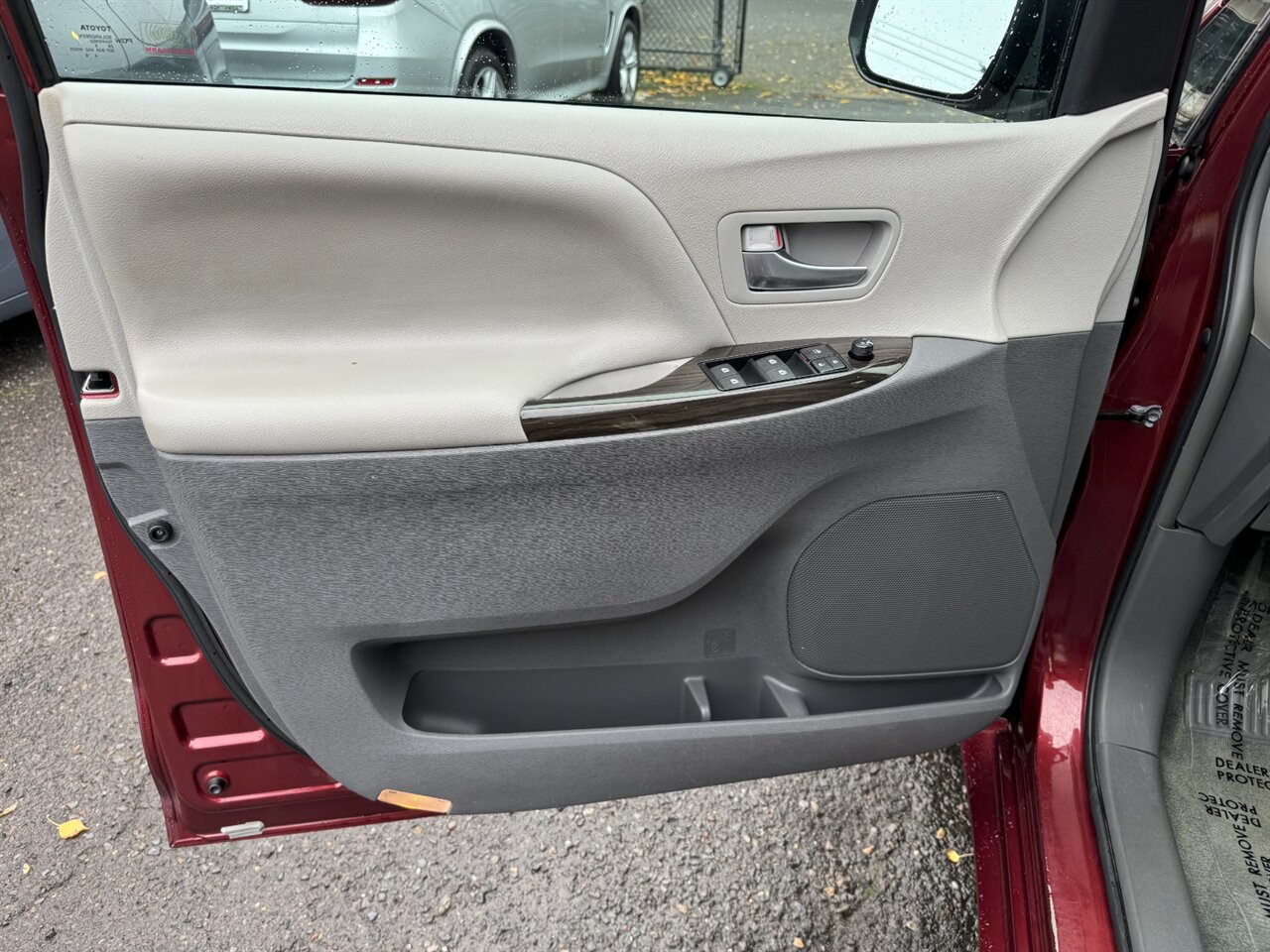 2016 Toyota Sienna XLE 8-Passenger   - Photo 12 - Portland, OR 97211