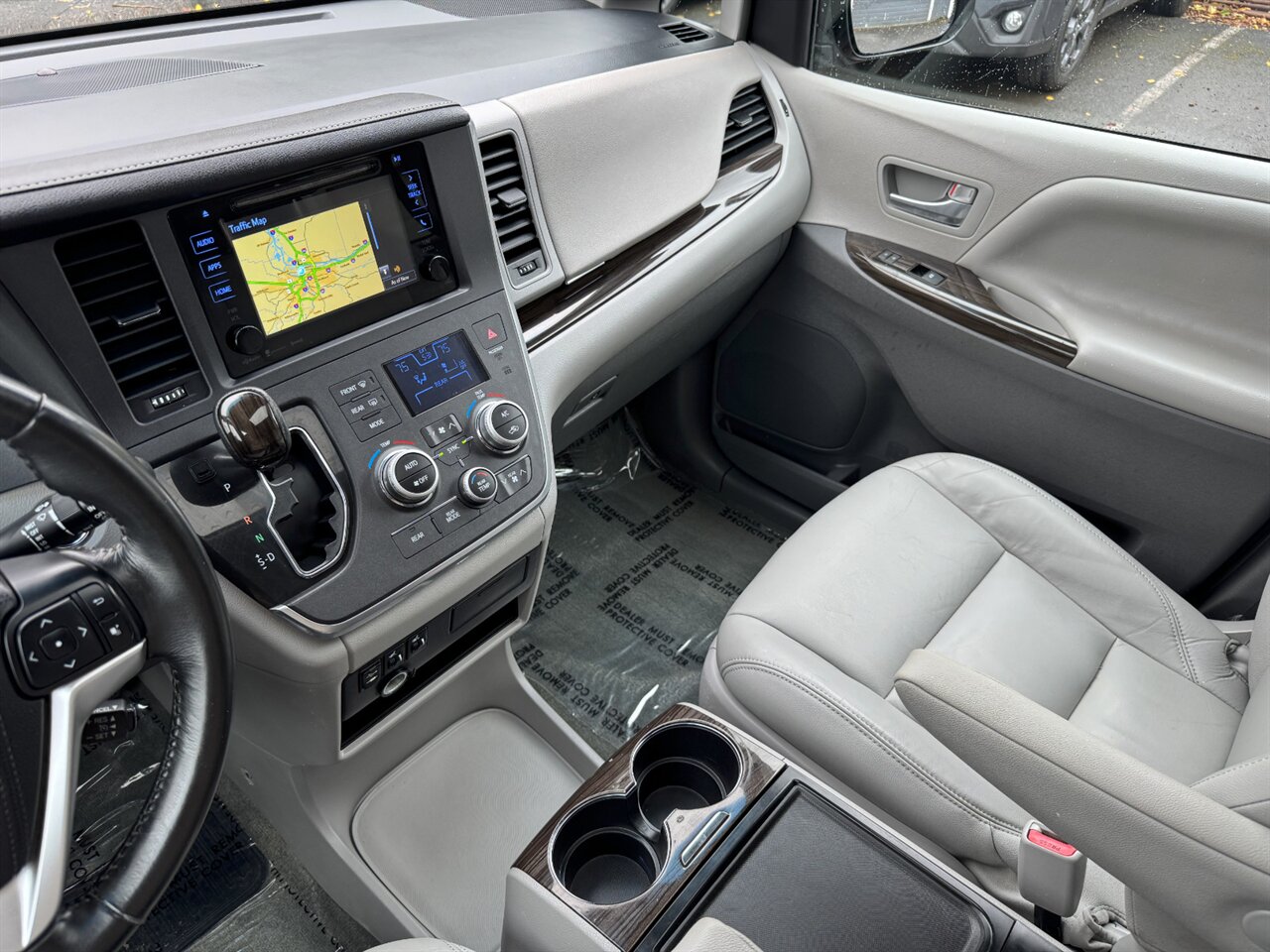 2016 Toyota Sienna XLE 8-Passenger   - Photo 27 - Portland, OR 97211