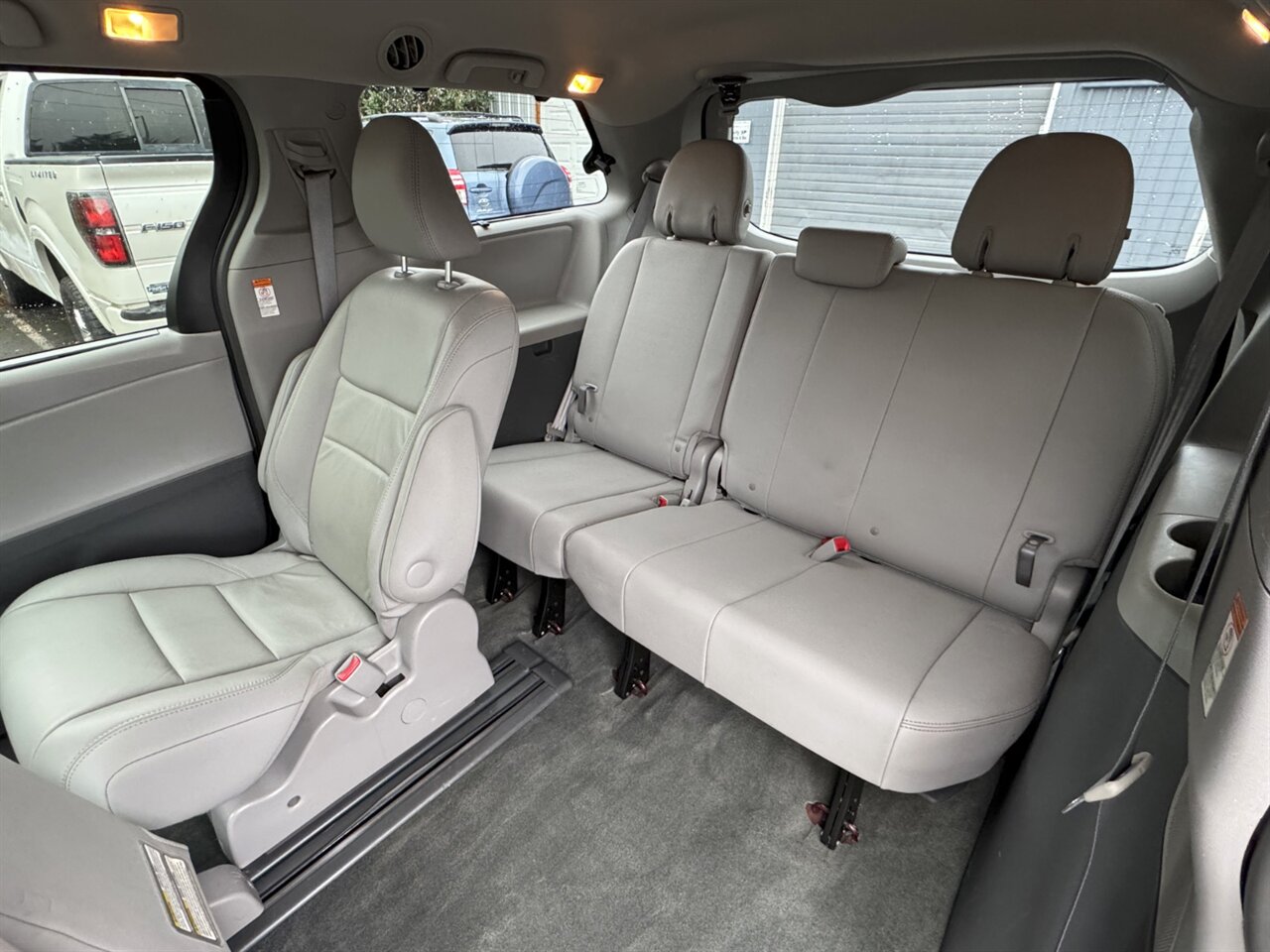 2016 Toyota Sienna XLE 8-Passenger   - Photo 15 - Portland, OR 97211