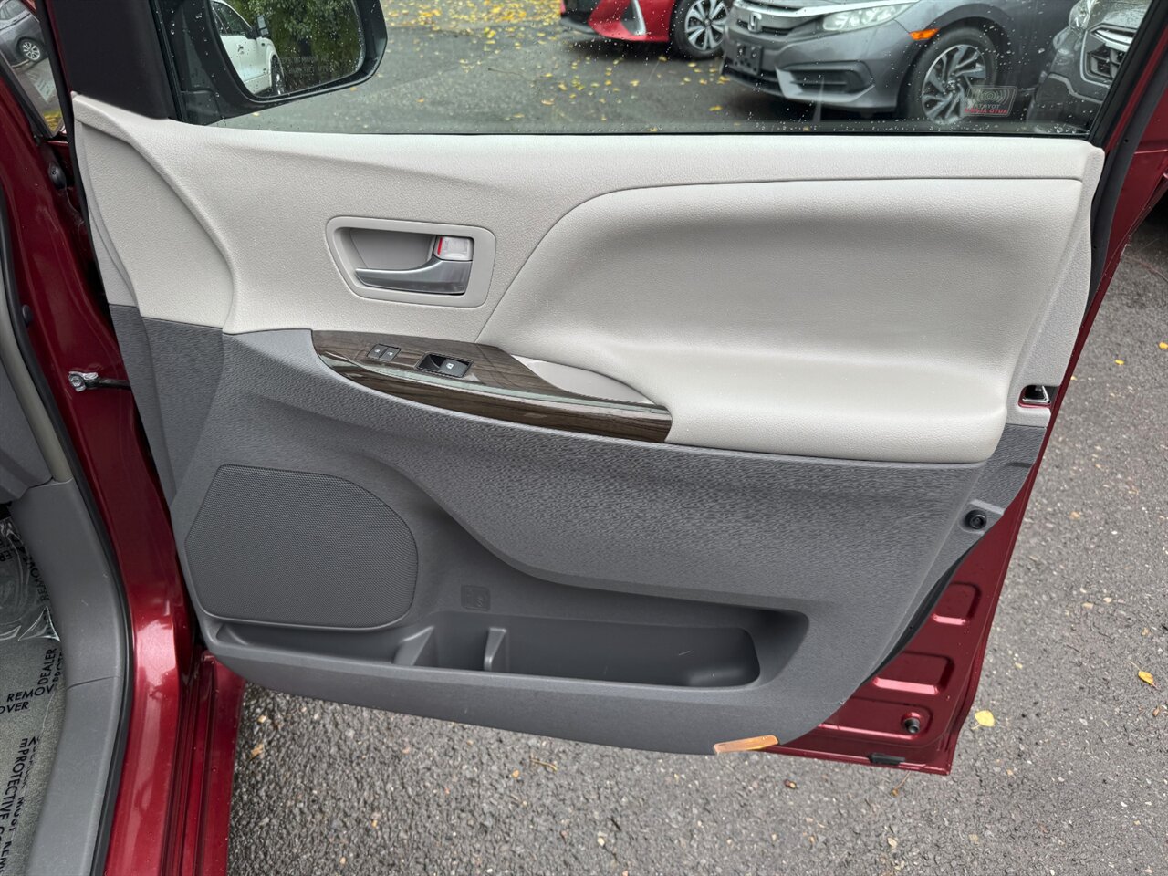 2016 Toyota Sienna XLE 8-Passenger   - Photo 21 - Portland, OR 97211