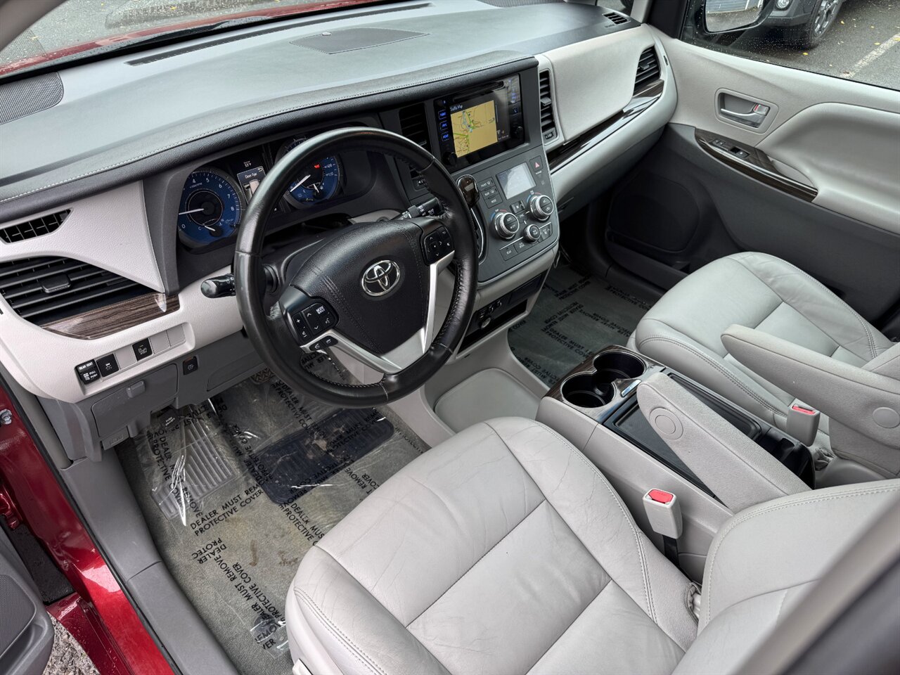 2016 Toyota Sienna XLE 8-Passenger   - Photo 2 - Portland, OR 97211