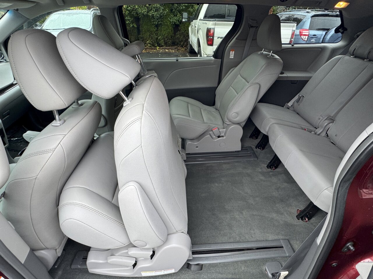 2016 Toyota Sienna XLE 8-Passenger   - Photo 14 - Portland, OR 97211