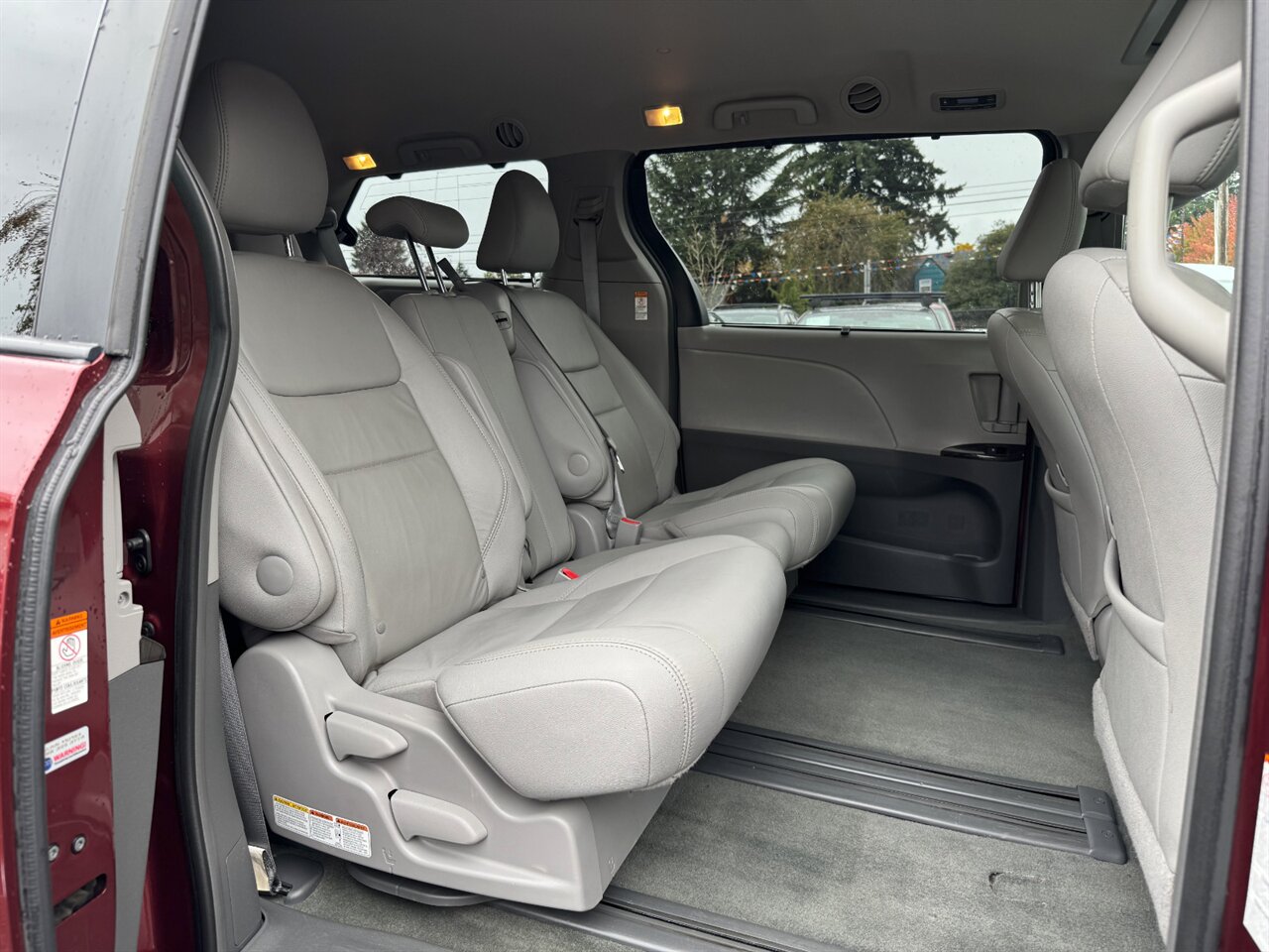 2016 Toyota Sienna XLE 8-Passenger   - Photo 18 - Portland, OR 97211