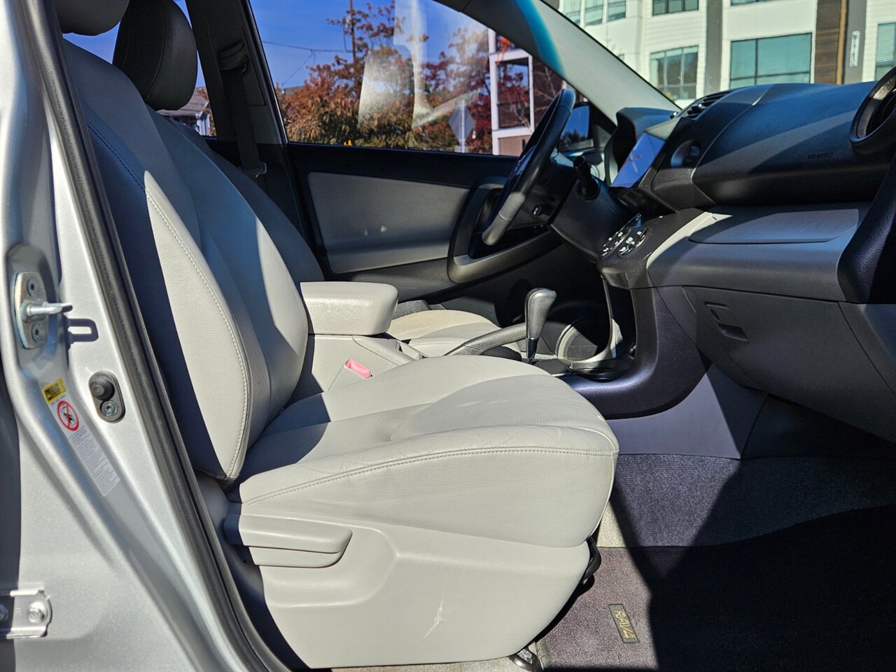 2011 Toyota RAV4 Limited 4WD LEATHER ONLY 75K MILES - Photo 17 - Portland, OR 97211