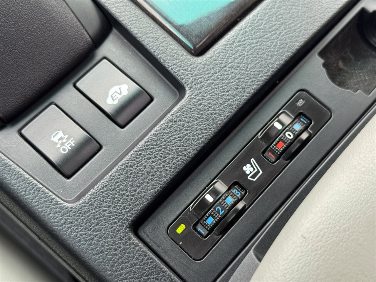 2013 Lexus RX 450h AWD 30/28 MPG COOLED SEATS - Photo 31 - Portland, OR 97211