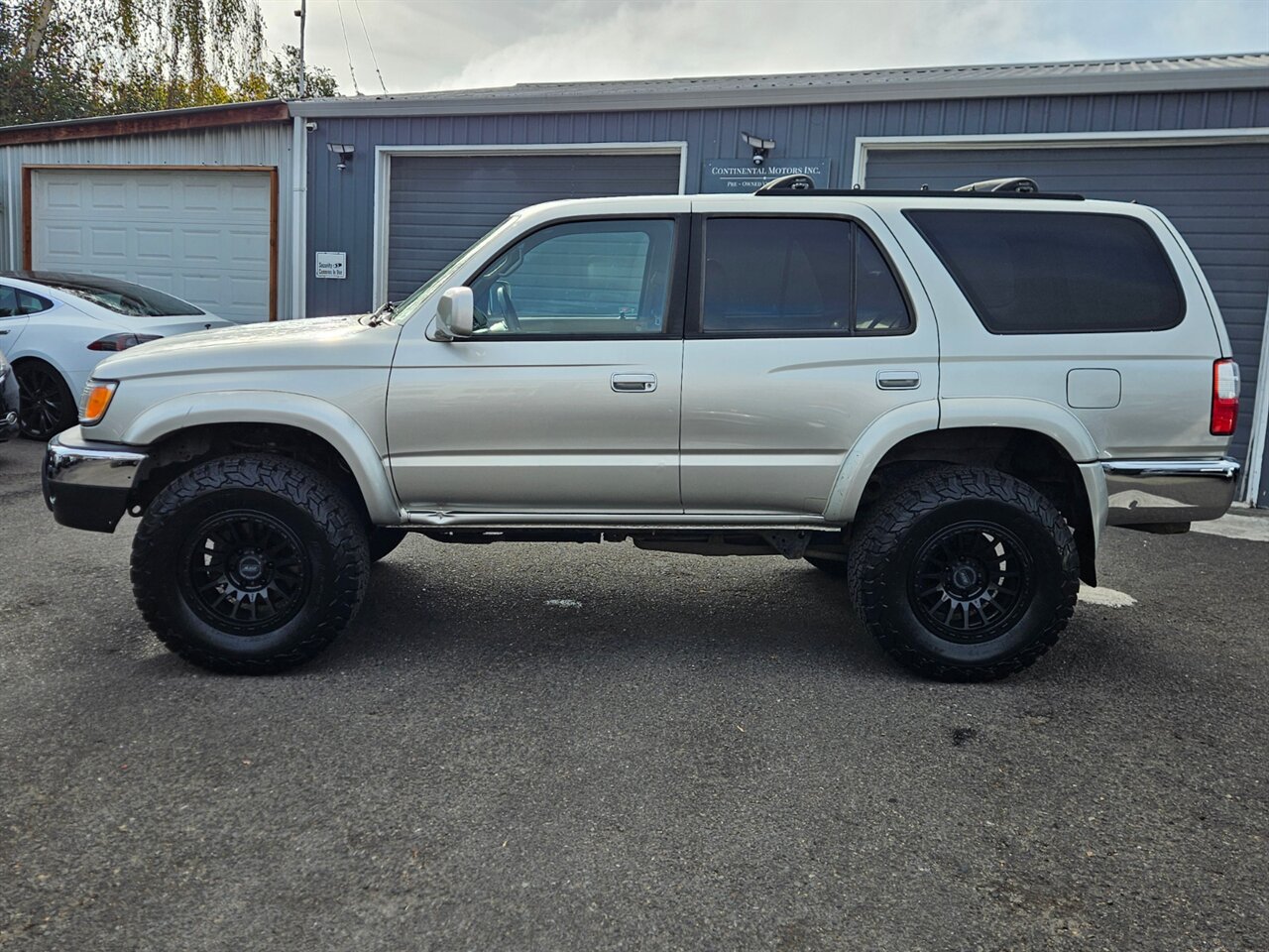 2001 Toyota 4Runner SR5   - Photo 3 - Portland, OR 97211