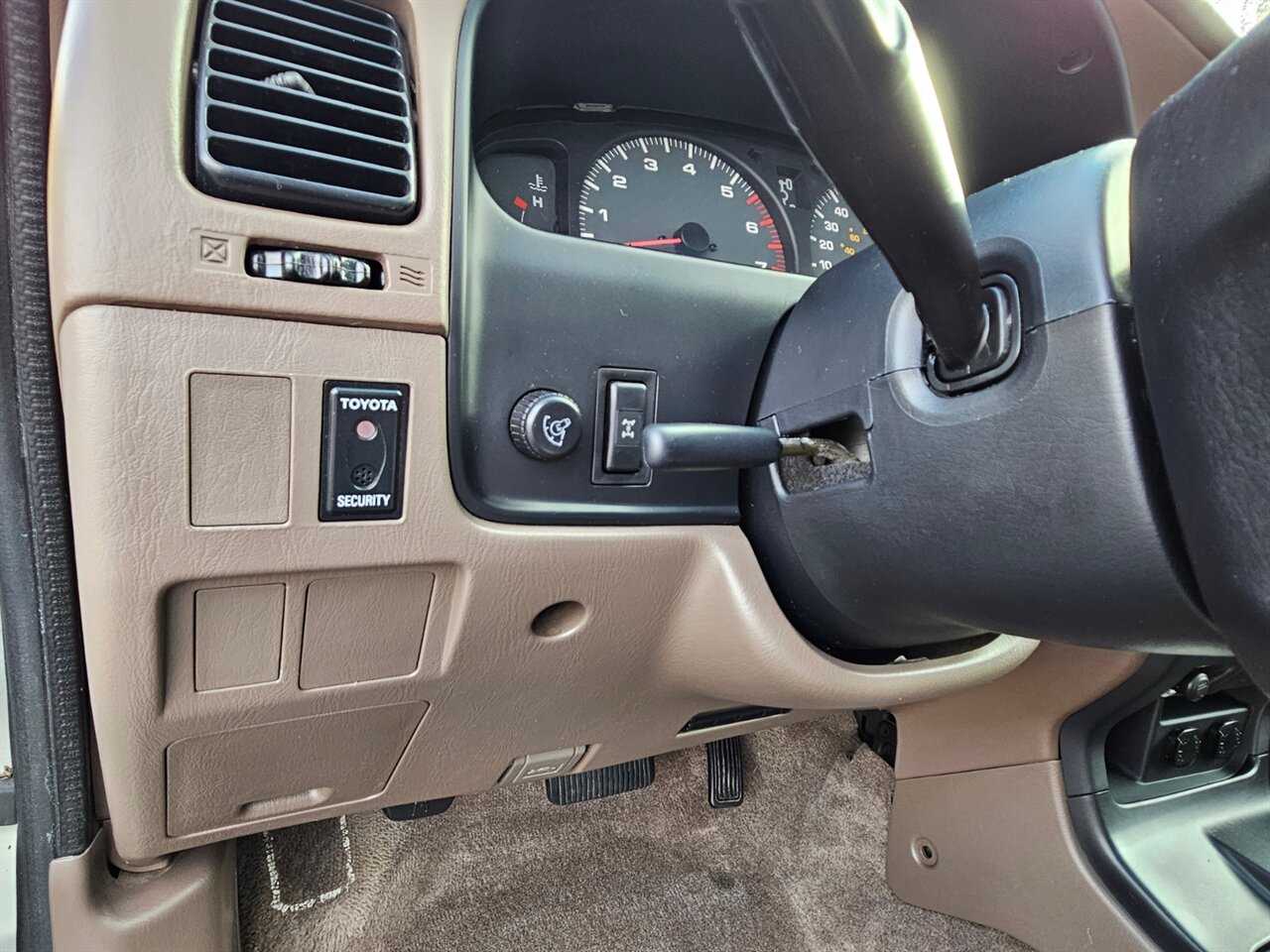 2001 Toyota 4Runner SR5   - Photo 24 - Portland, OR 97211