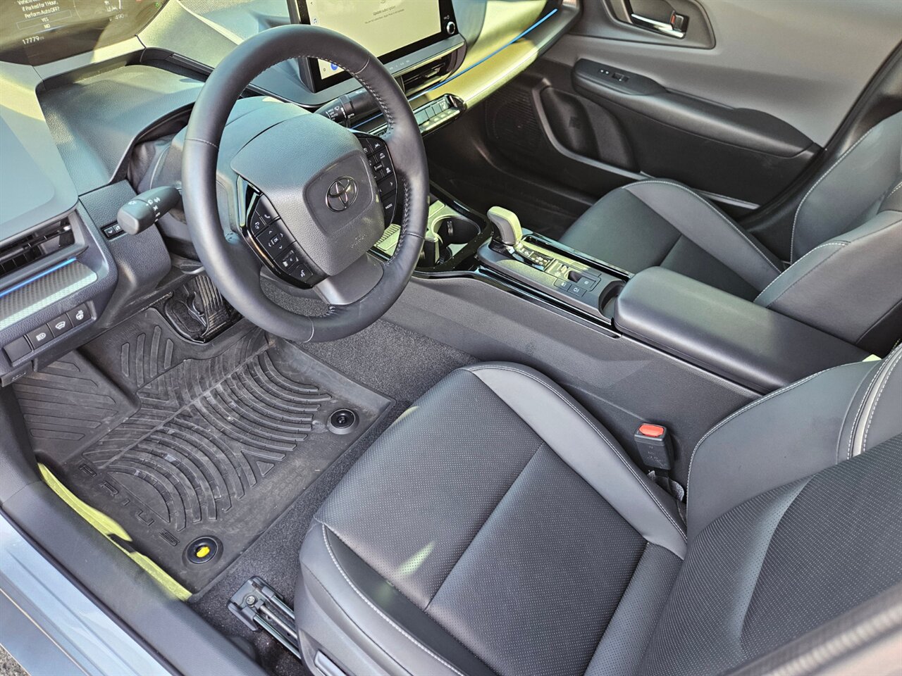 2025 Toyota Prius XLE AWD - Photo 2 - Portland, OR 97211