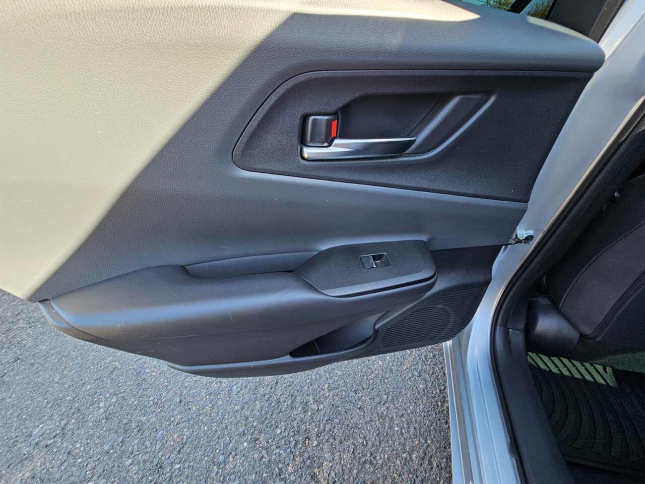 2025 Toyota Prius XLE AWD - Photo 15 - Portland, OR 97211