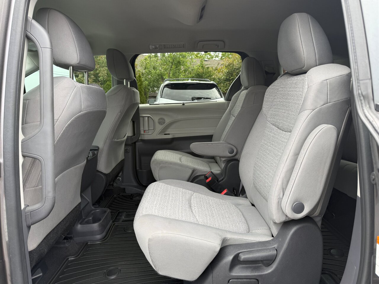 2022 Toyota Sienna LE ADAPTIVE CRUISE CAPTAIN CHAIRS - Photo 13 - Portland, OR 97211