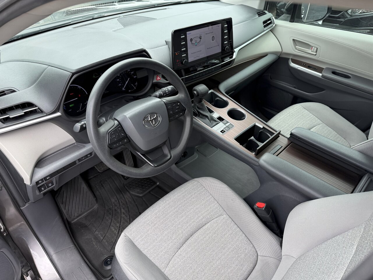 2022 Toyota Sienna LE ADAPTIVE CRUISE CAPTAIN CHAIRS - Photo 2 - Portland, OR 97211