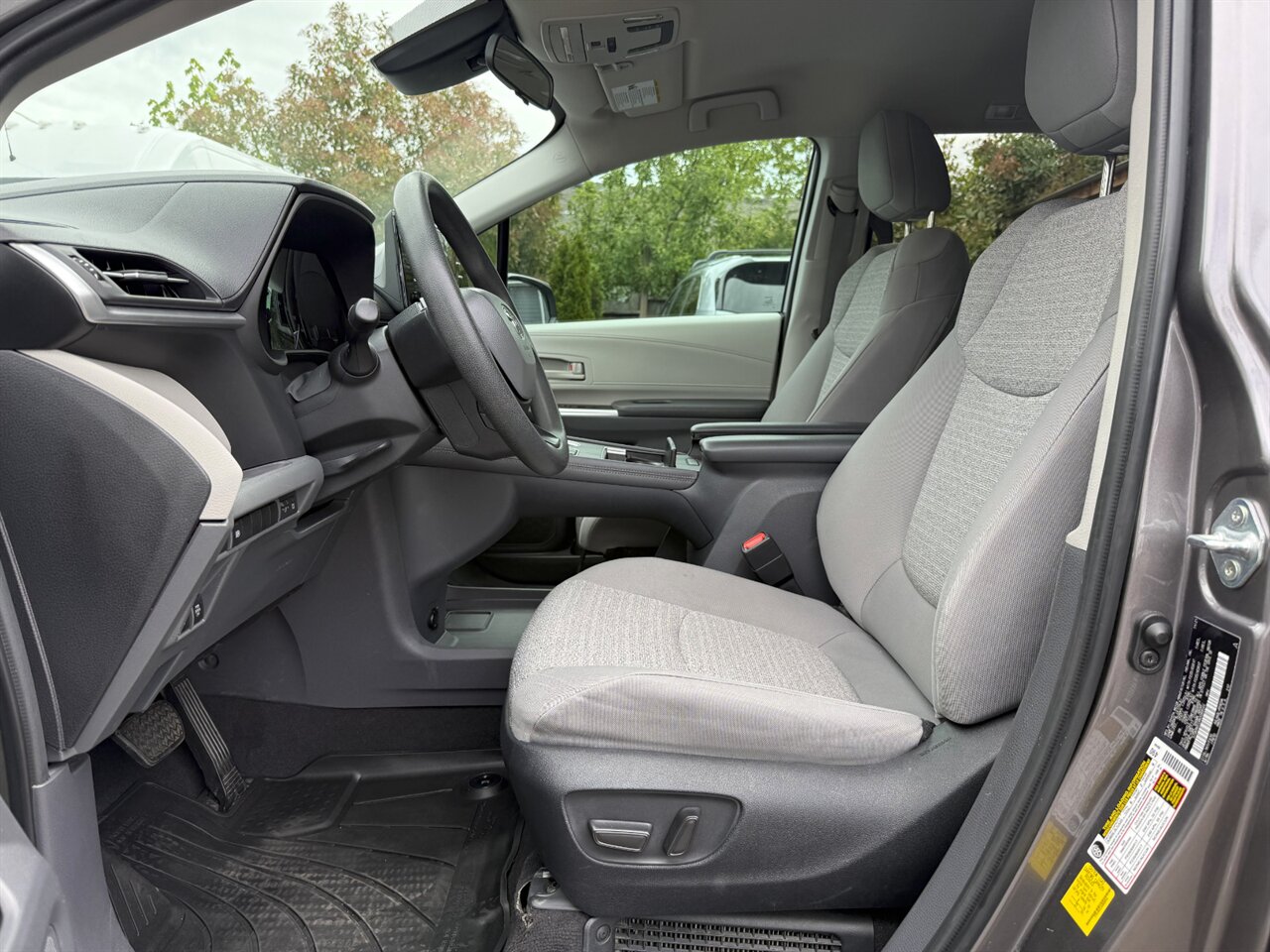 2022 Toyota Sienna LE ADAPTIVE CRUISE CAPTAIN CHAIRS - Photo 11 - Portland, OR 97211
