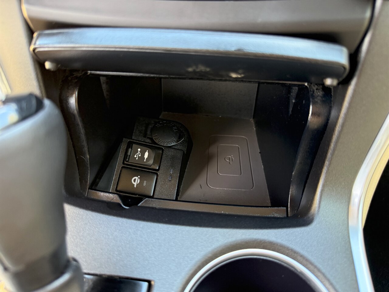 2017 Toyota Camry Hybrid XLE LEATHER ONLY 50K MILES   - Photo 18 - Portland, OR 97211