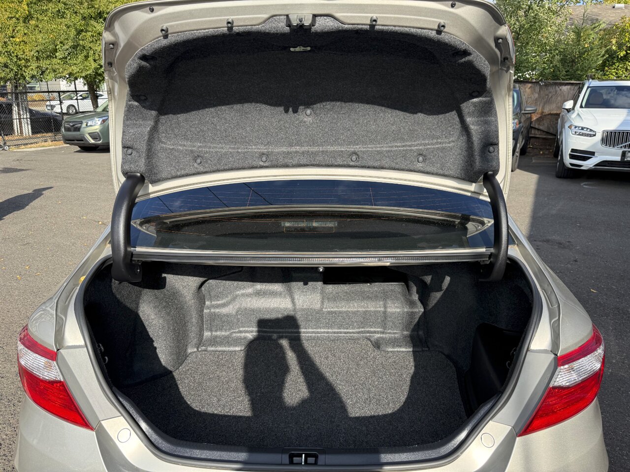 2017 Toyota Camry Hybrid XLE LEATHER ONLY 50K MILES   - Photo 23 - Portland, OR 97211