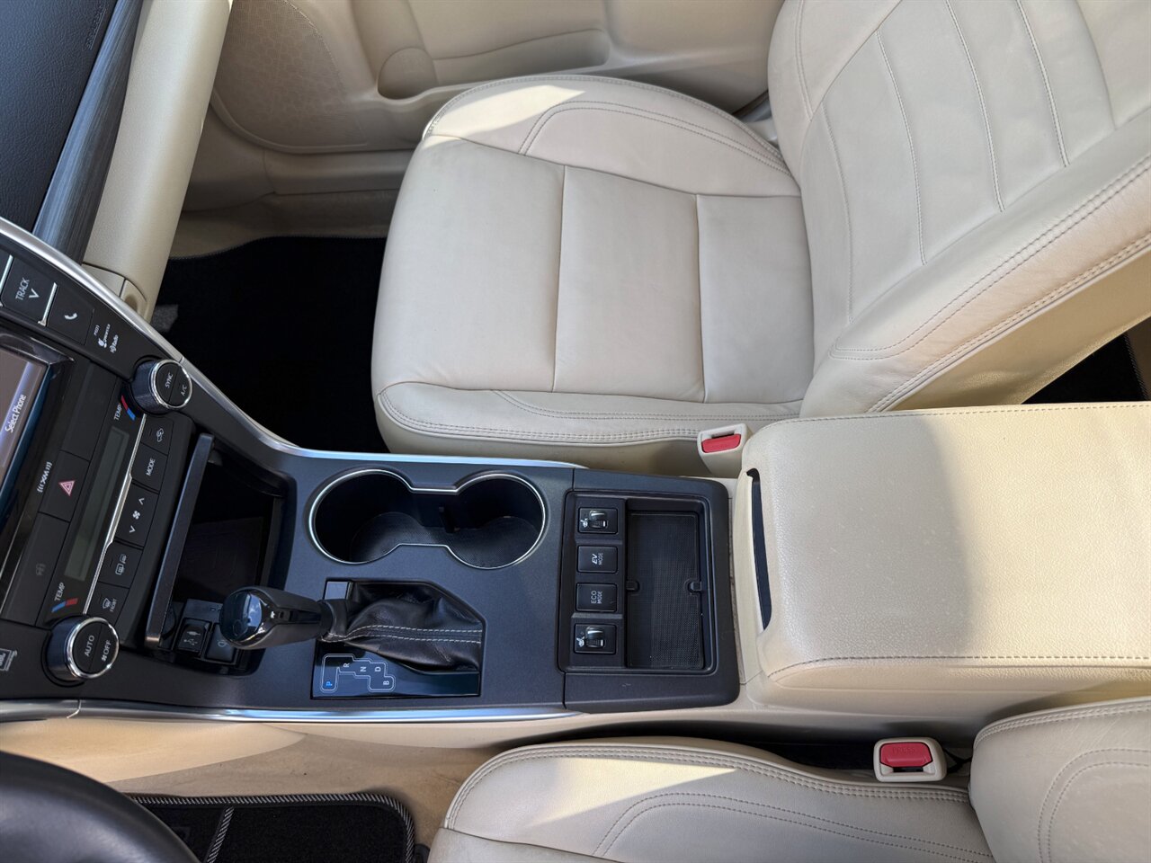 2017 Toyota Camry Hybrid XLE LEATHER ONLY 50K MILES   - Photo 19 - Portland, OR 97211