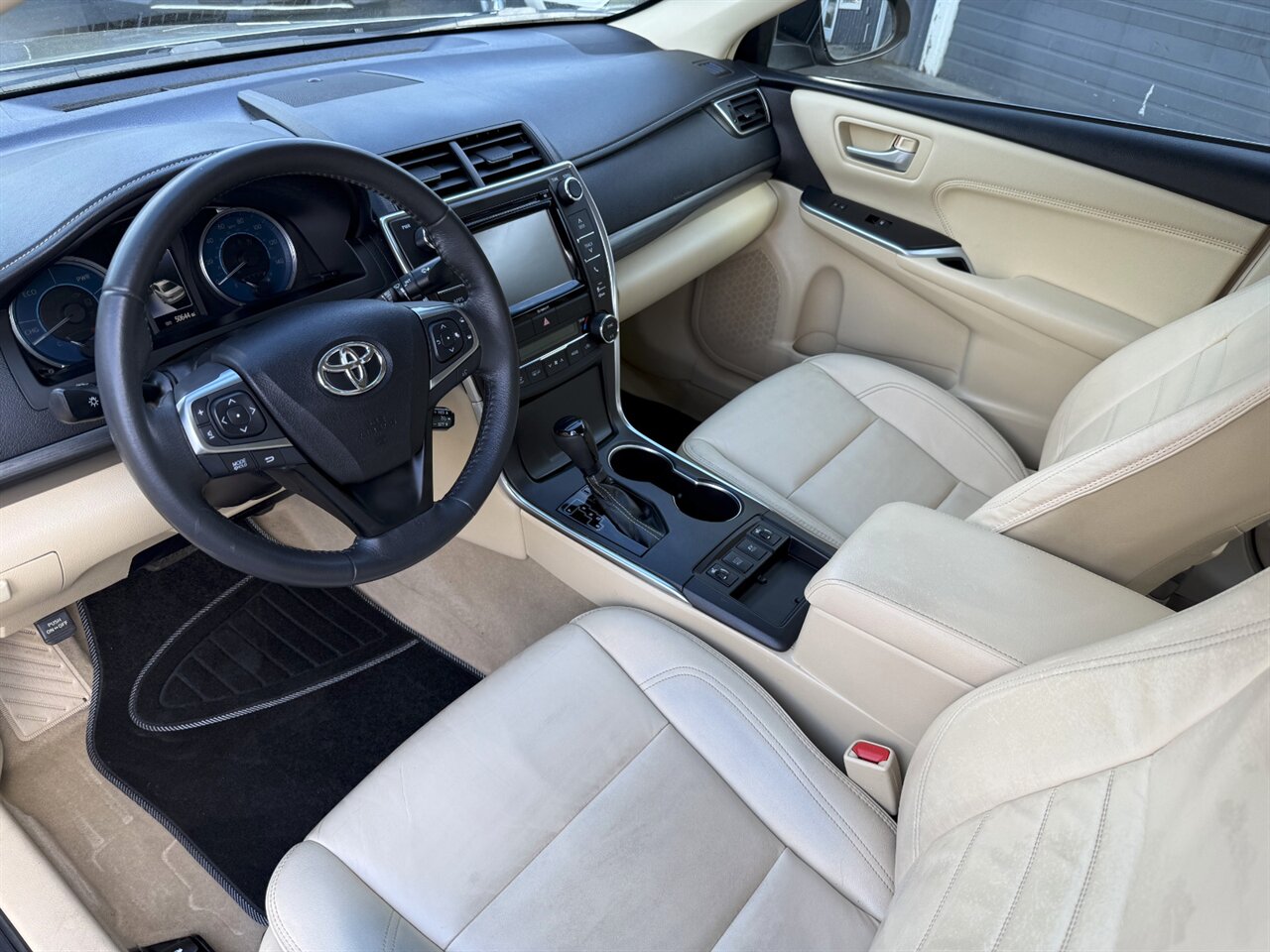2017 Toyota Camry Hybrid XLE LEATHER ONLY 50K MILES   - Photo 2 - Portland, OR 97211