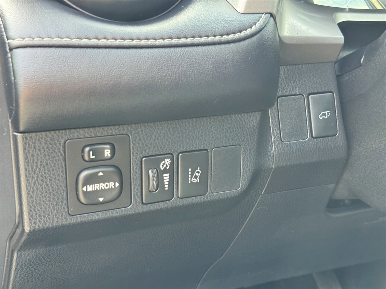 2017 Toyota RAV4 Hybrid Limited AWD ONLY 58K MILES ADAPTIVE CRUISE   - Photo 22 - Portland, OR 97211
