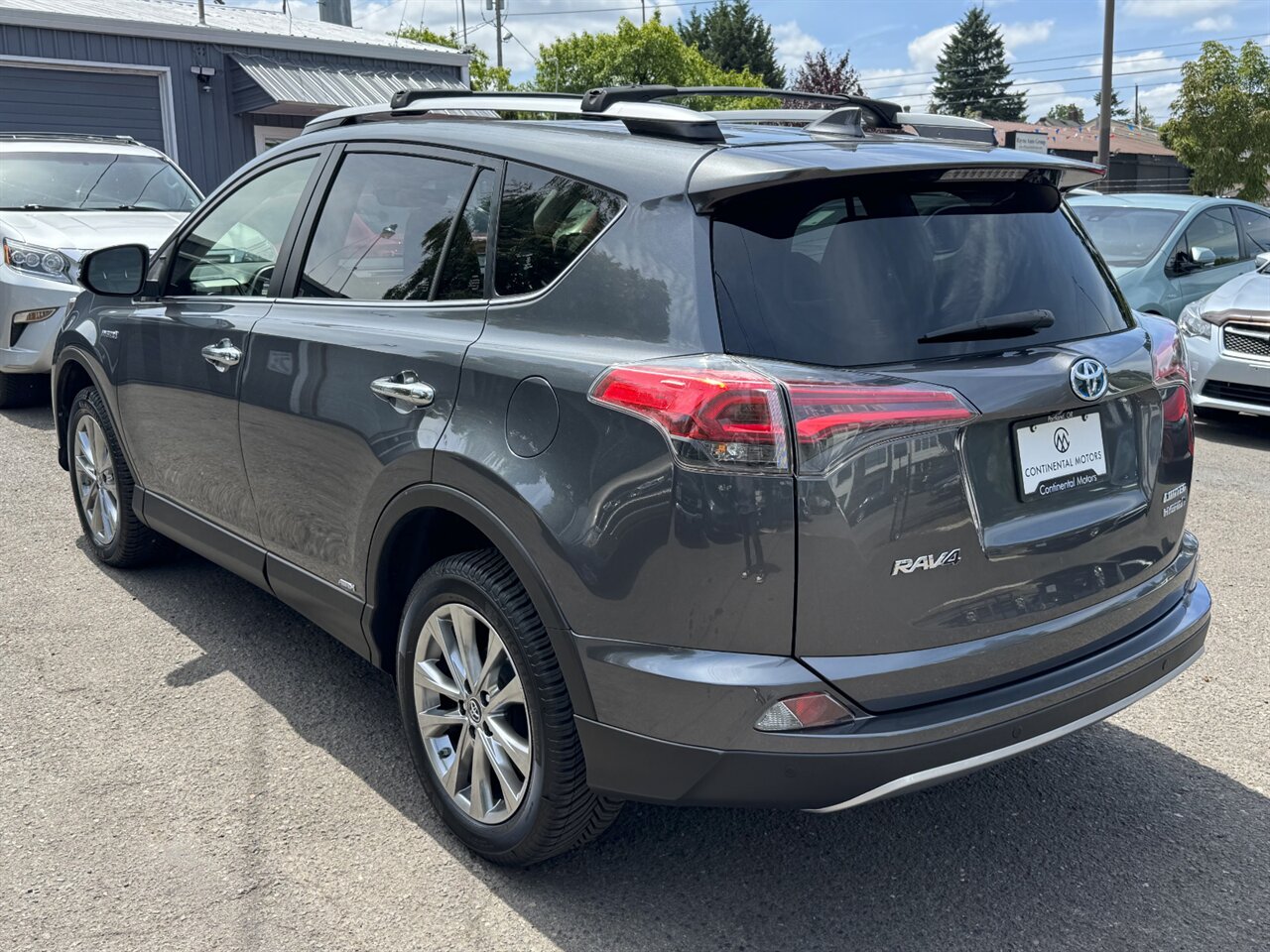 2017 Toyota RAV4 Hybrid Limited AWD ONLY 58K MILES ADAPTIVE CRUISE   - Photo 10 - Portland, OR 97211