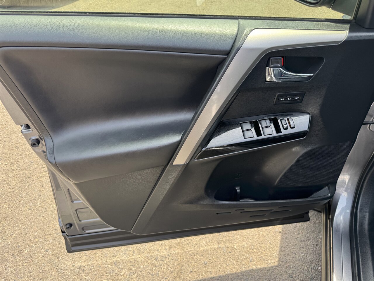 2017 Toyota RAV4 Hybrid Limited AWD ONLY 58K MILES ADAPTIVE CRUISE   - Photo 12 - Portland, OR 97211