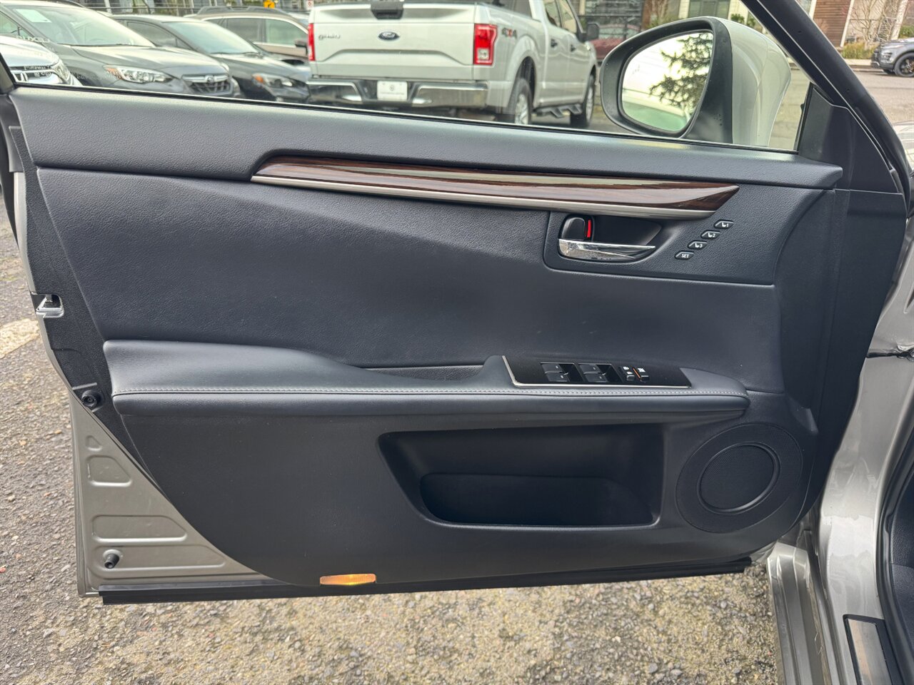 2017 Lexus ES300h ADAPTIVE CRUISE BLIND SPOT   - Photo 12 - Portland, OR 97211