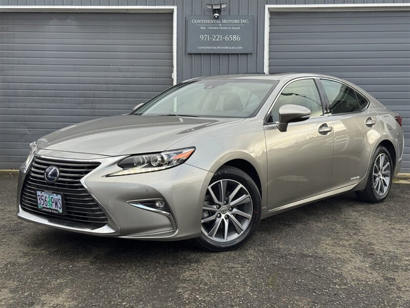 2017 Lexus ES 300h's photo