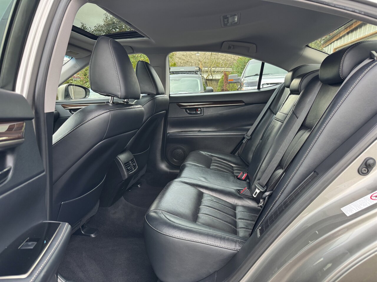 2017 Lexus ES300h ADAPTIVE CRUISE BLIND SPOT   - Photo 13 - Portland, OR 97211