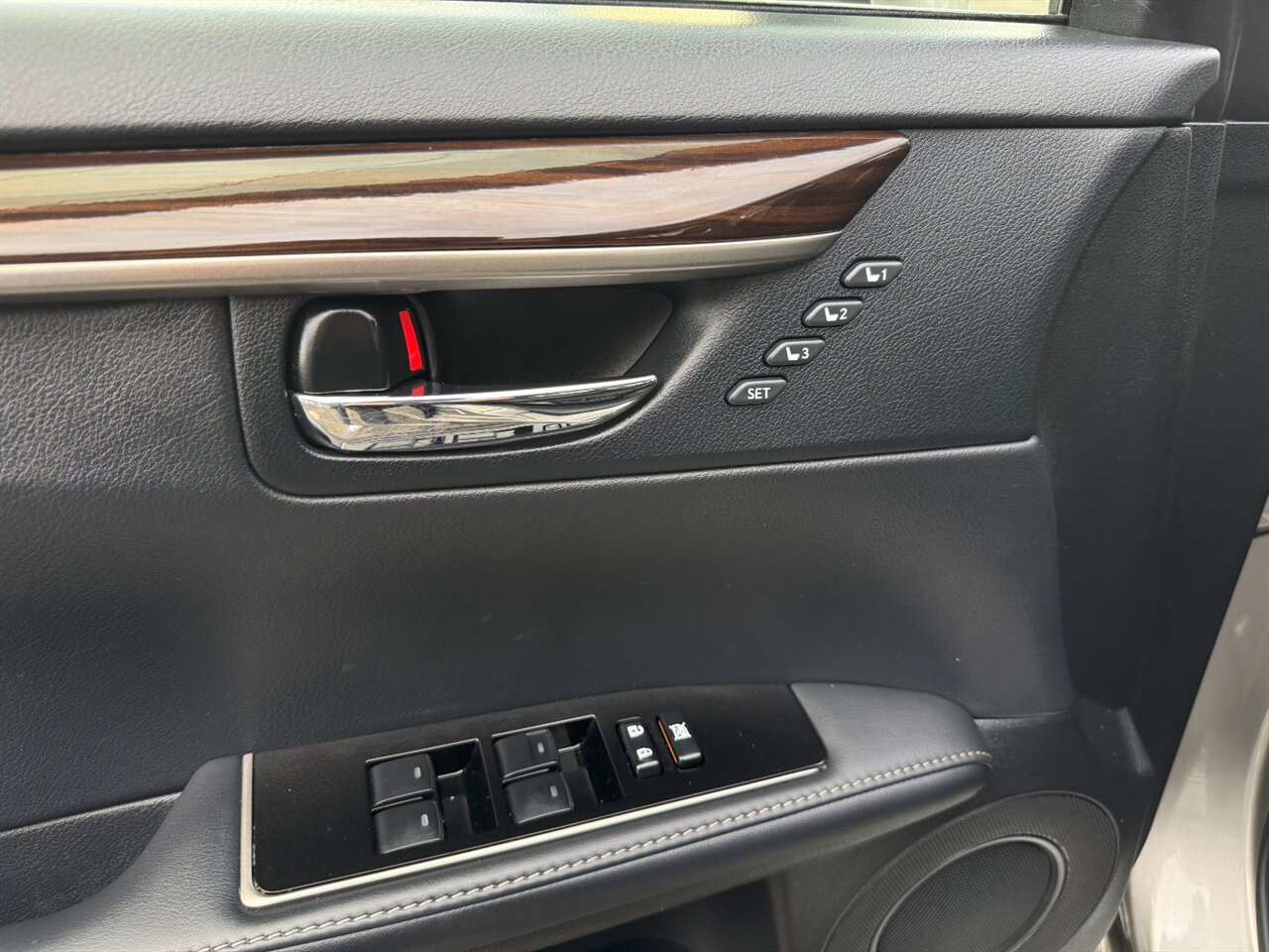 2017 Lexus ES300h ADAPTIVE CRUISE BLIND SPOT   - Photo 22 - Portland, OR 97211