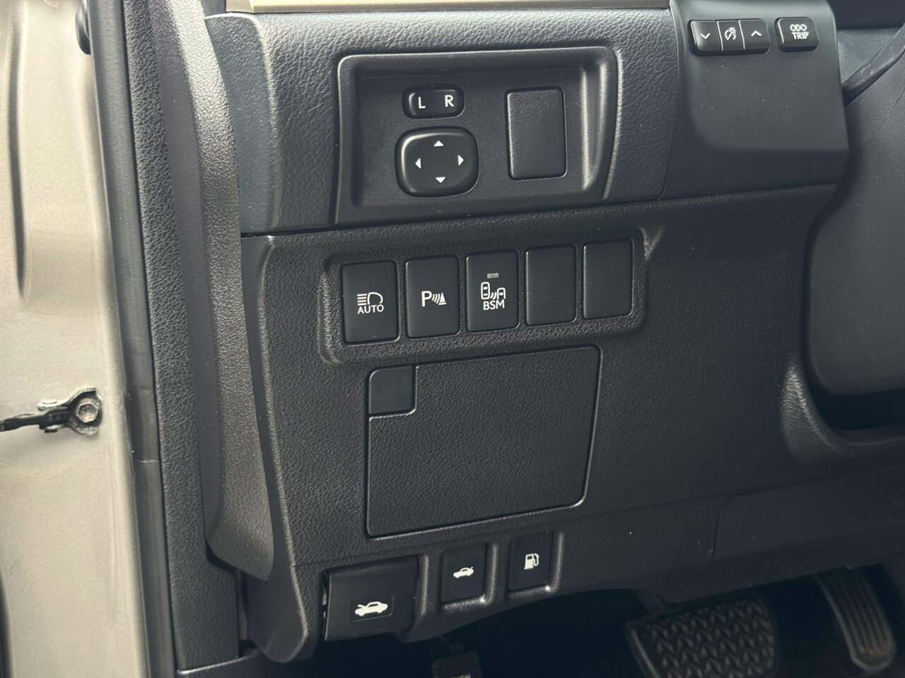 2017 Lexus ES300h ADAPTIVE CRUISE BLIND SPOT   - Photo 23 - Portland, OR 97211