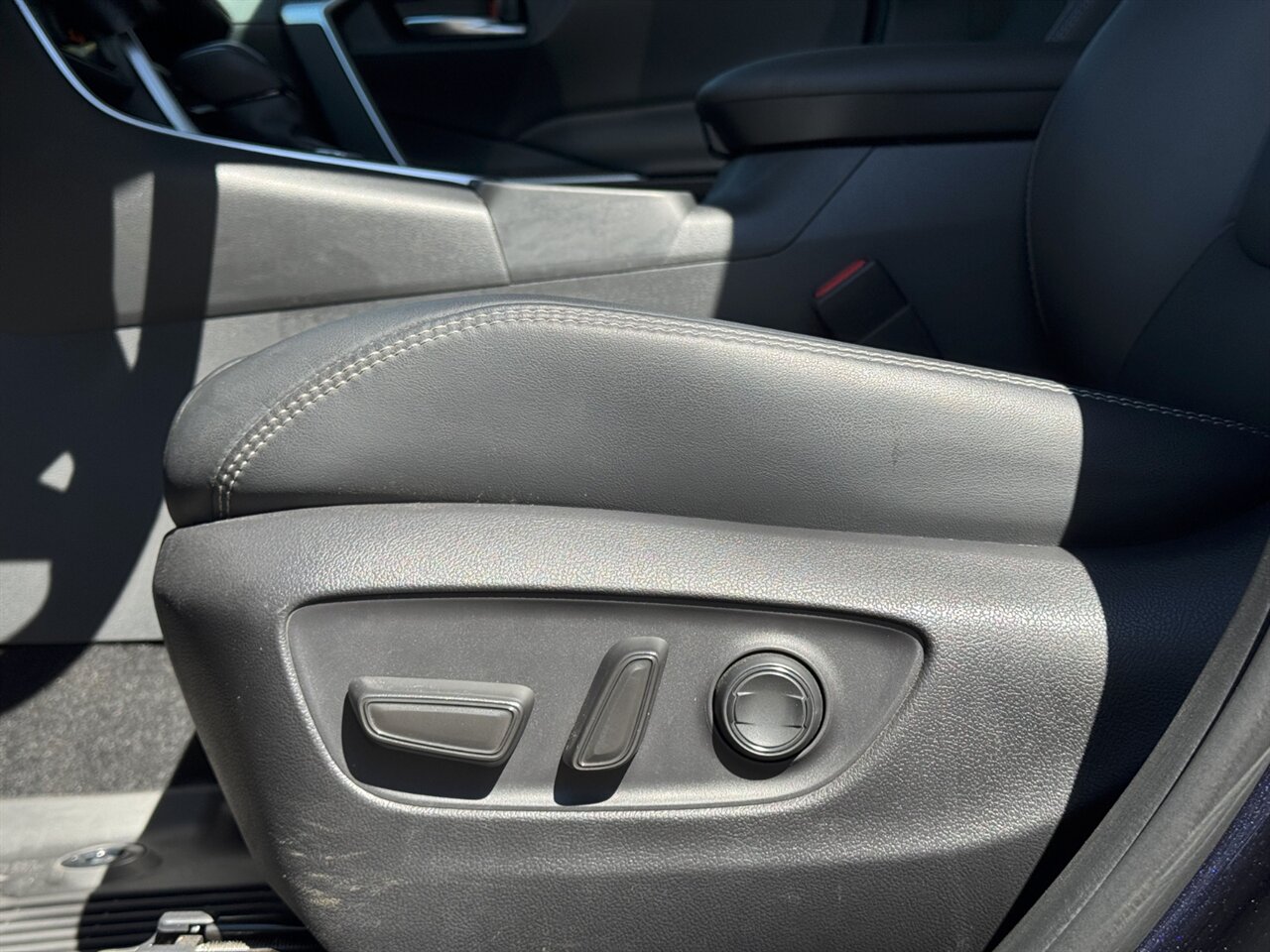 2025 Toyota RAV4 Hybrid XLE Premium AWD - Photo 23 - Portland, OR 97211