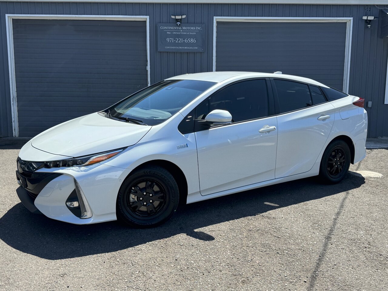 2021 Toyota Prius Prime Limited ONLY 31K MILES - Photo 1 - Portland, OR 97211