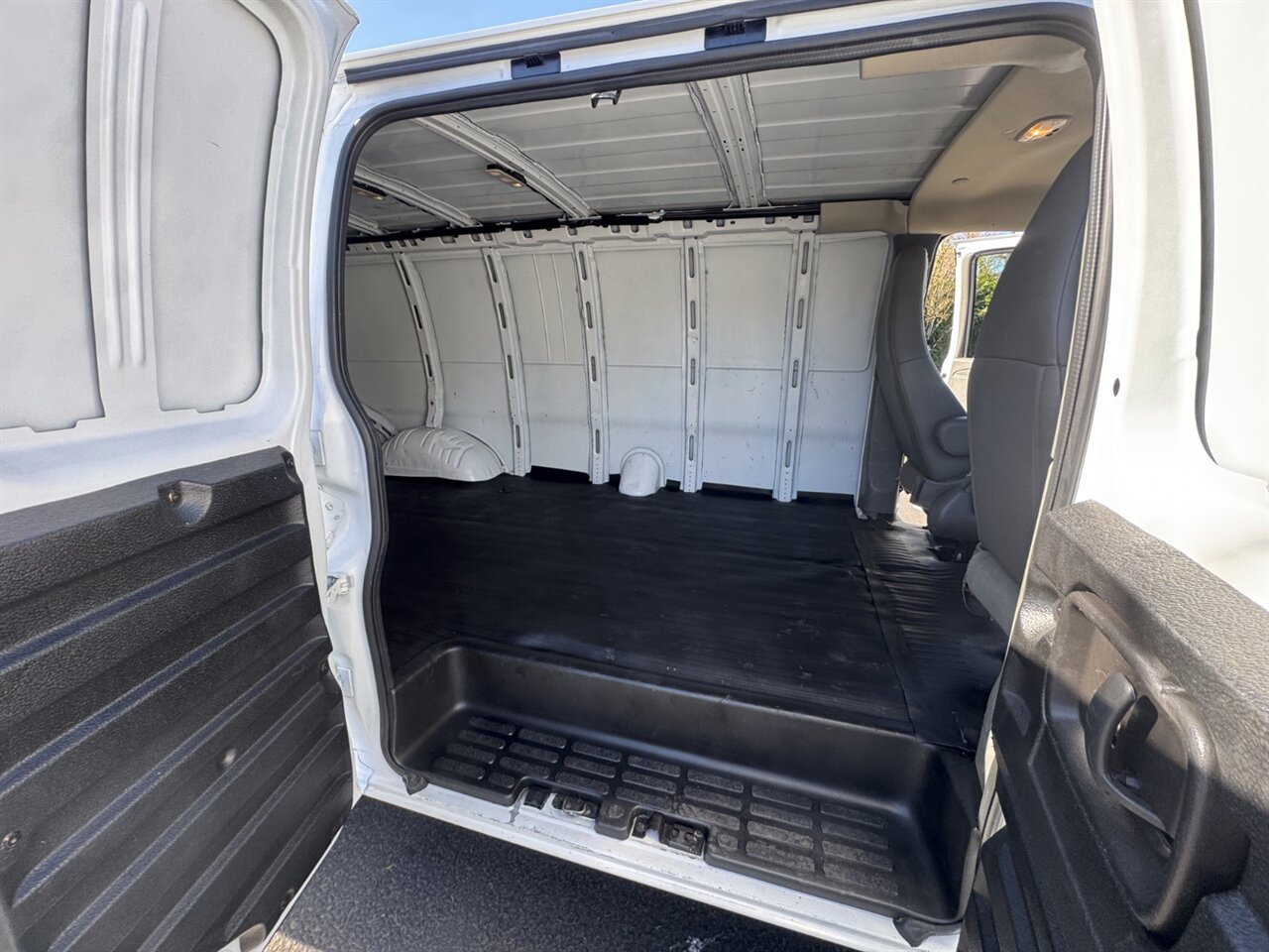 2020 Chevrolet Express 3500   - Photo 13 - Portland, OR 97211