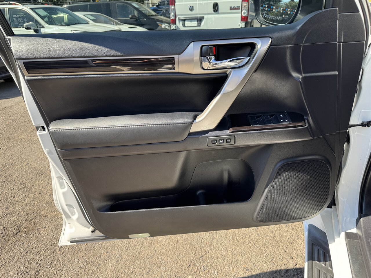 2015 Lexus GX 460   - Photo 12 - Portland, OR 97211