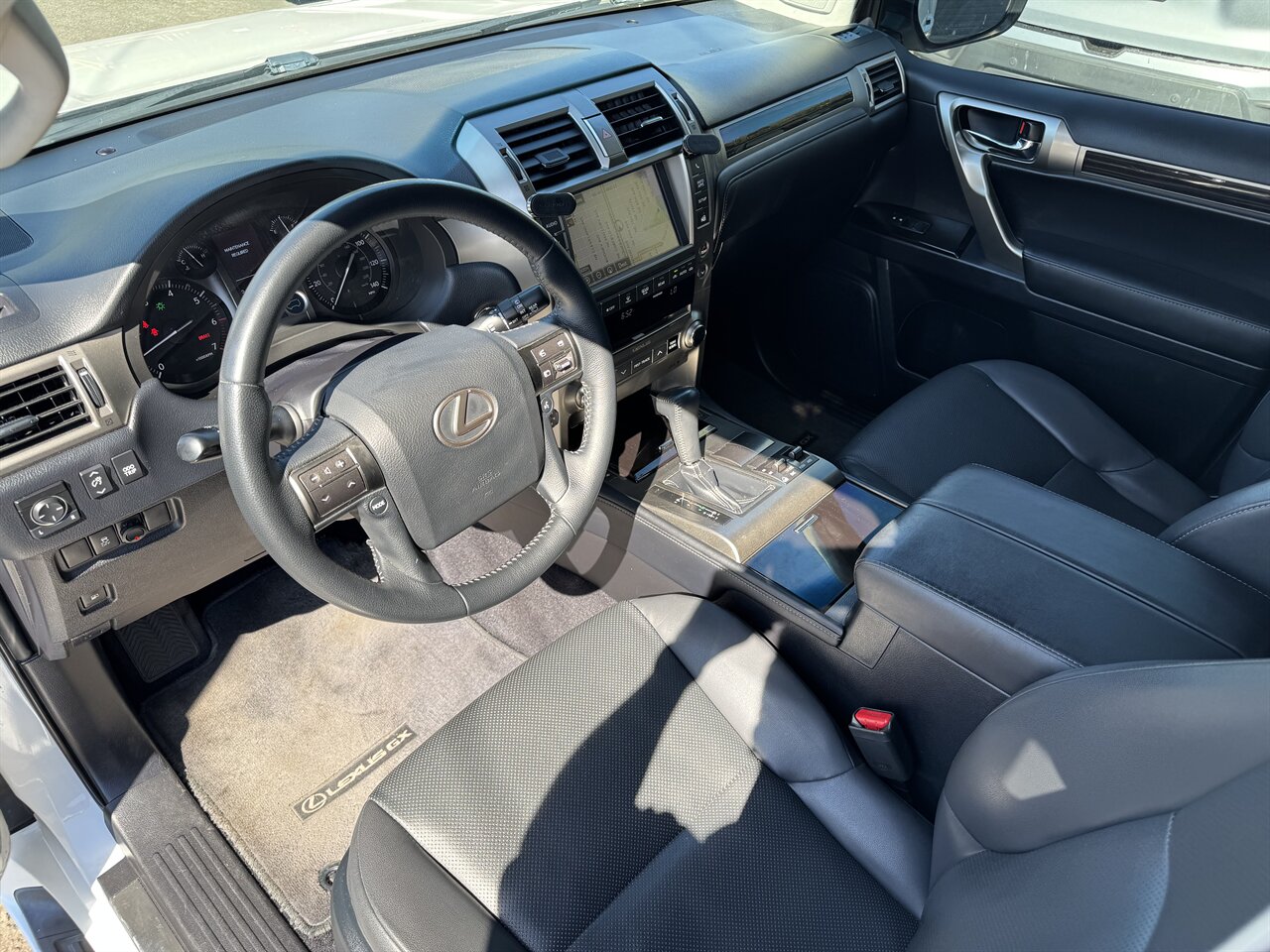 2015 Lexus GX 460   - Photo 2 - Portland, OR 97211