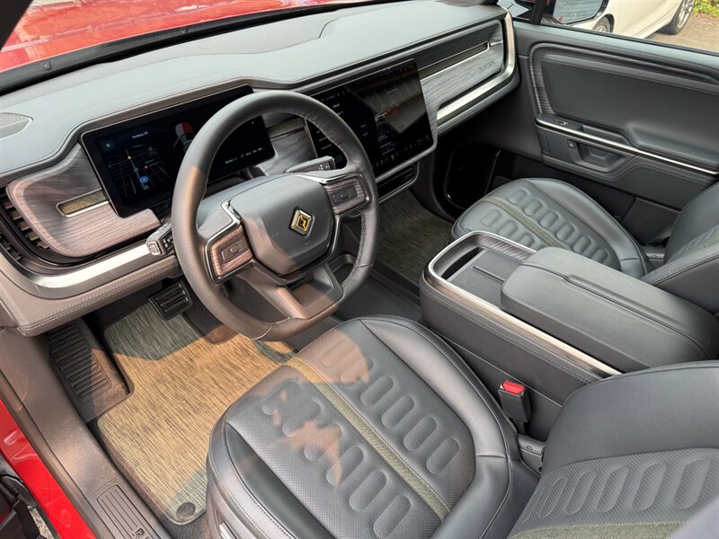 2025 Rivian R1S Adventure  