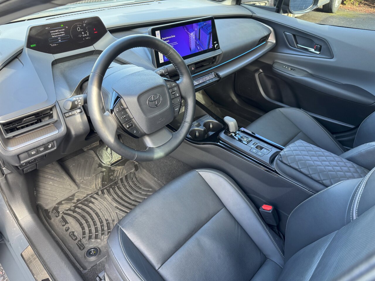 2024 Toyota Prius Limited HYBRID 52 / 52 MPG   - Photo 2 - Portland, OR 97211