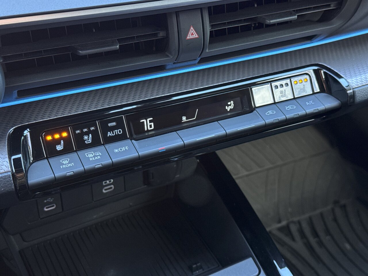 2024 Toyota Prius Limited HYBRID 52 / 52 MPG   - Photo 29 - Portland, OR 97211