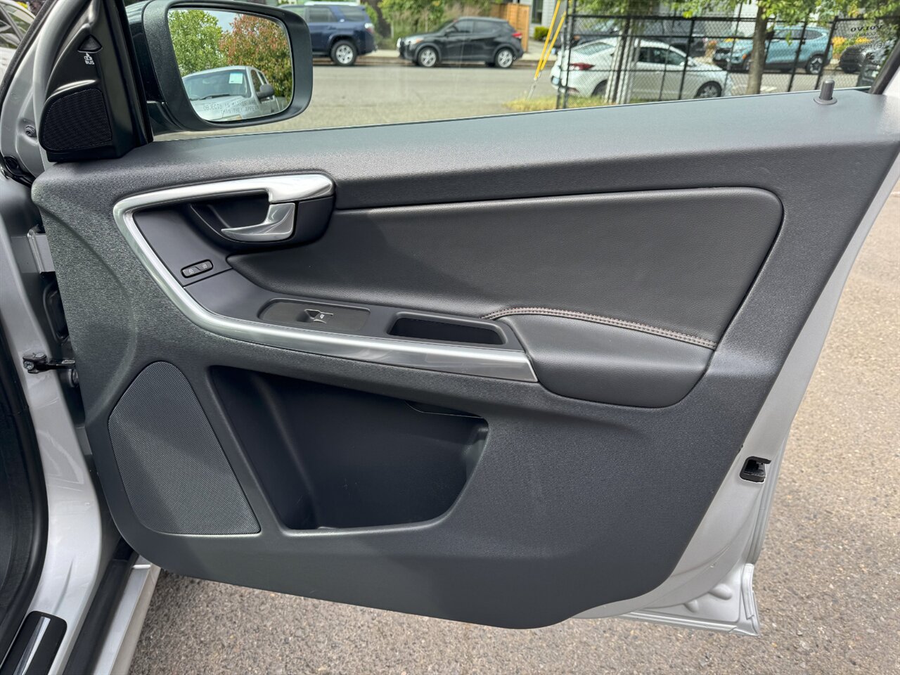 2017 Volvo XC60 T6 Dynamic AWD ADAPTIVE LOADED - Photo 20 - Portland, OR 97211