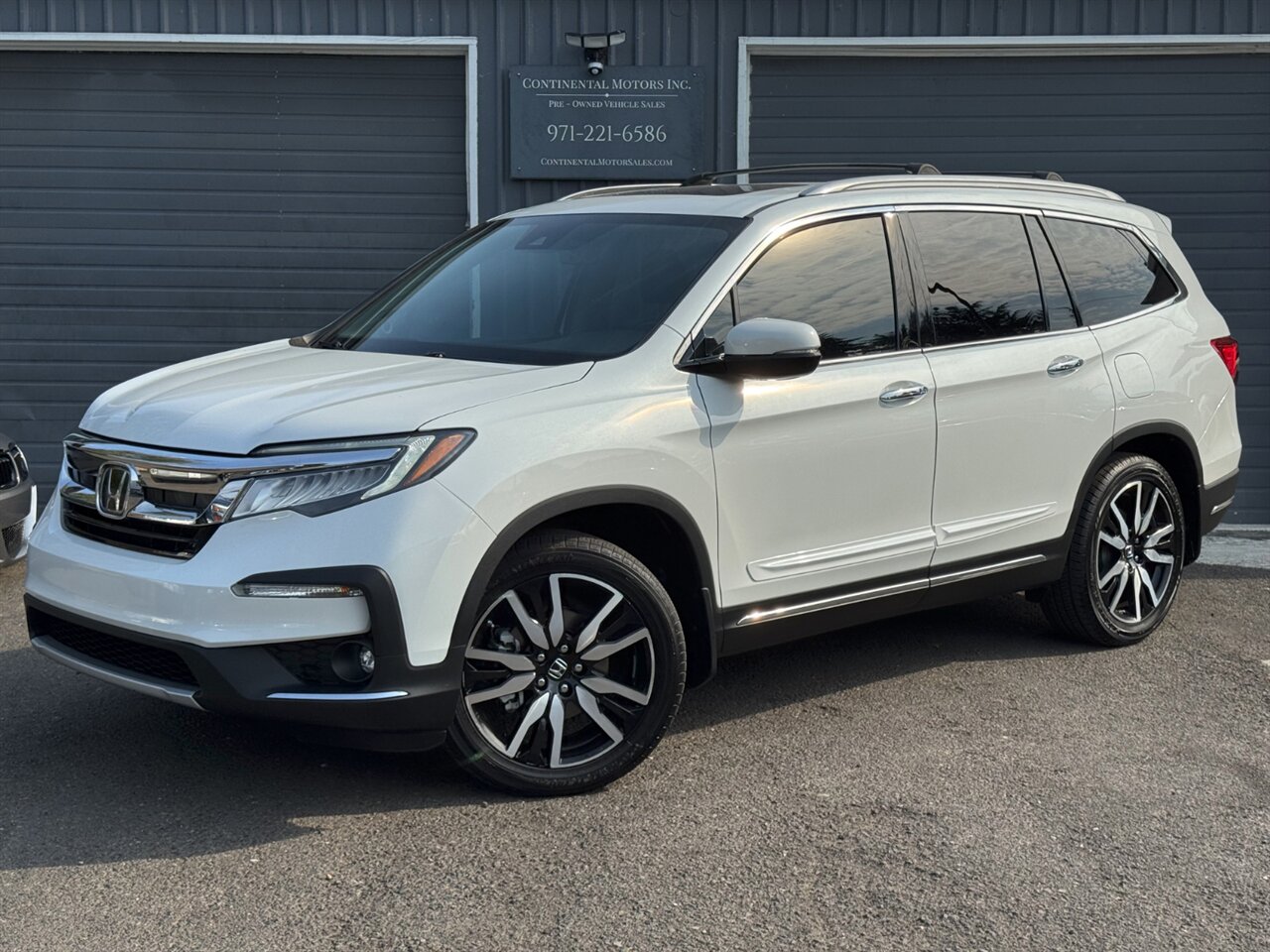 2020 Honda Pilot Touring w/Rear Captain's Chairs - Photo 1 - Portland, OR 97211
