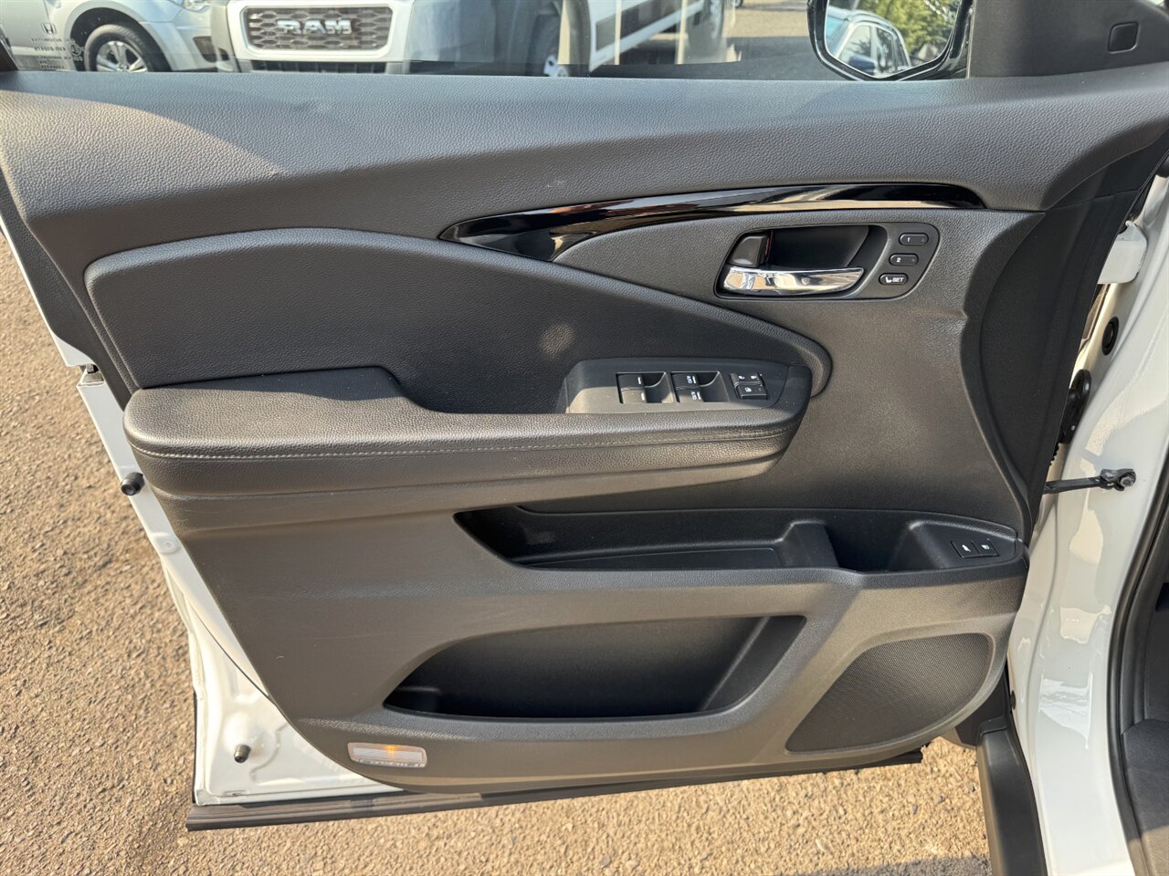 2020 Honda Pilot Touring w/Rear Captain's Chairs - Photo 12 - Portland, OR 97211