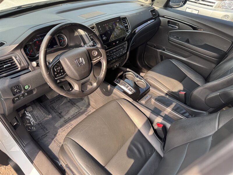2020 Honda Pilot Touring w/Rear Captain's Chairs  