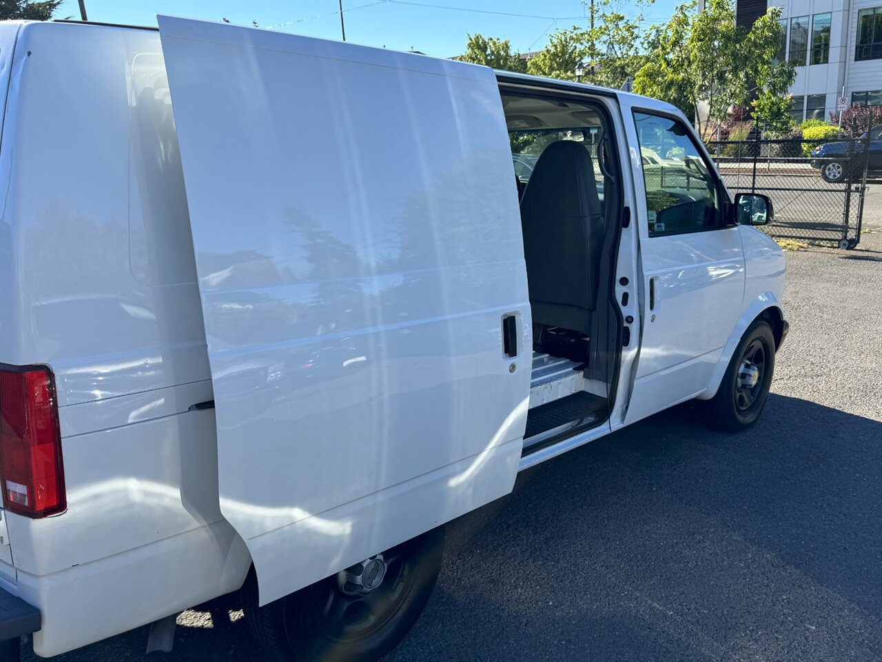 2005 Chevrolet Astro ONLY 59K MILES - Photo 15 - Portland, OR 97211