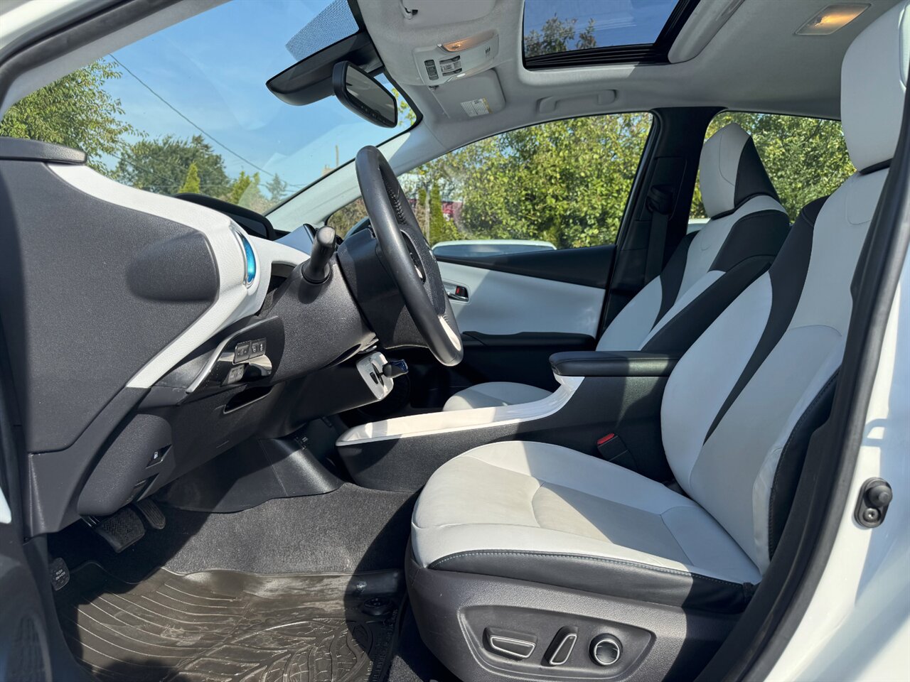 2017 Toyota Prius Four LEATHER ADAPTIVE CRUISE - Photo 11 - Portland, OR 97211