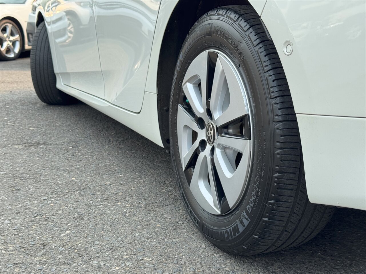 2017 Toyota Prius Four LEATHER ADAPTIVE CRUISE - Photo 32 - Portland, OR 97211