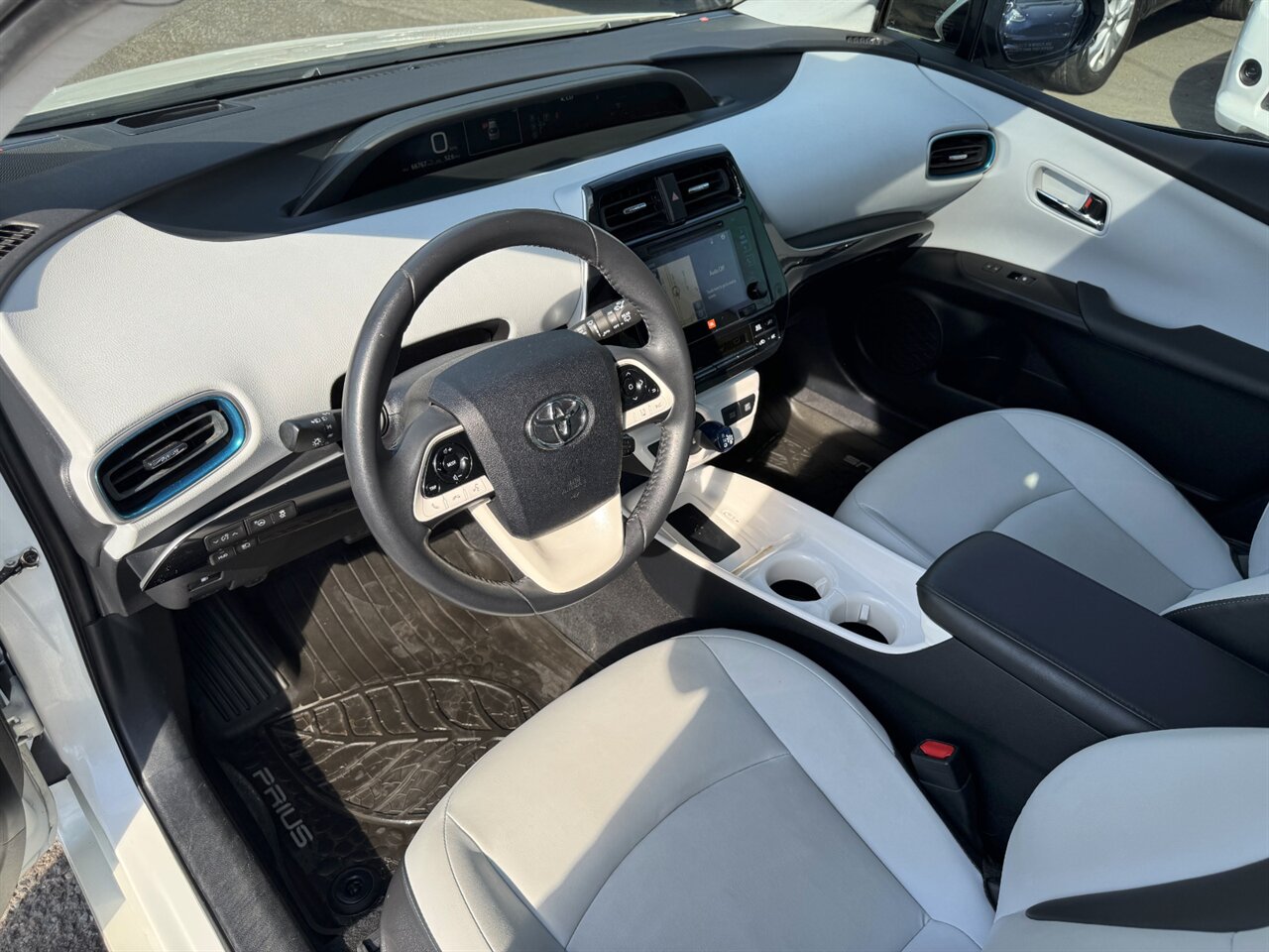 2017 Toyota Prius Four LEATHER ADAPTIVE CRUISE - Photo 2 - Portland, OR 97211