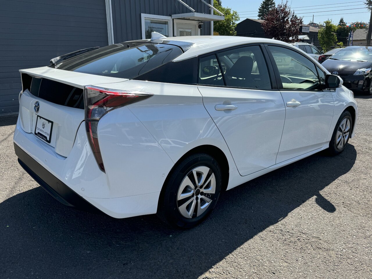 2018 Toyota Prius Three 50MPG ADAPTIVE CRUISE CONTROL BLIS   - Photo 7 - Portland, OR 97211