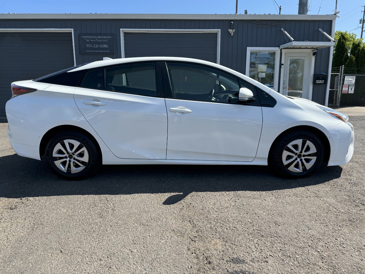 2018 Toyota Prius Three 50MPG ADAPTIVE CRUISE CONTROL BLIS   - Photo 6 - Portland, OR 97211