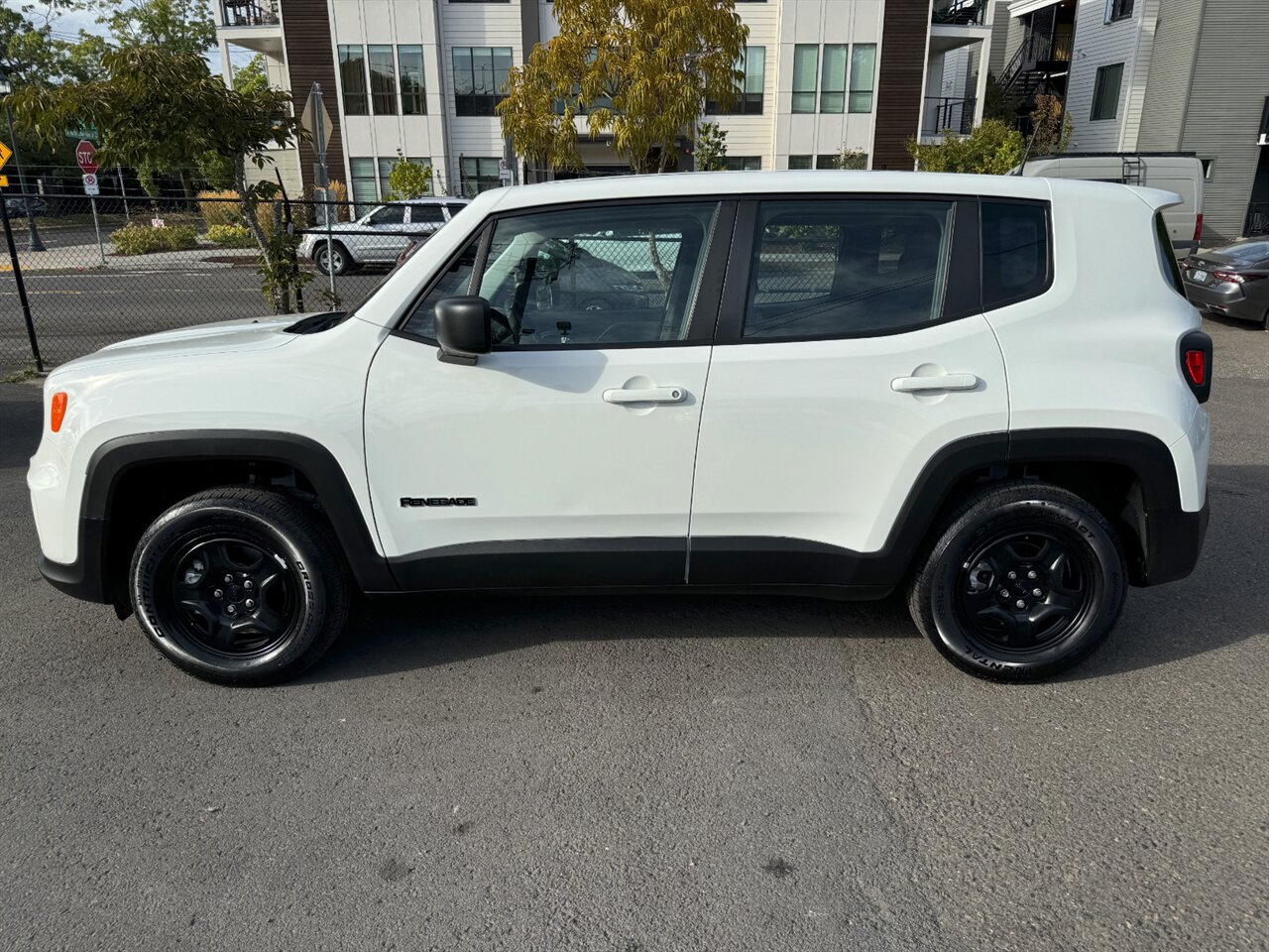 2022 Jeep Renegade Sport 4X4 BACKUP CAMERA ONLY 6K MILES   - Photo 3 - Portland, OR 97211