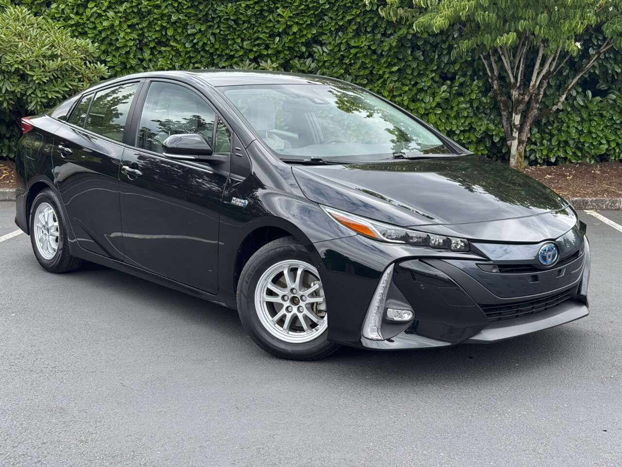 2021 Toyota Prius Prime Limited - Photo 1 - Portland, OR 97211