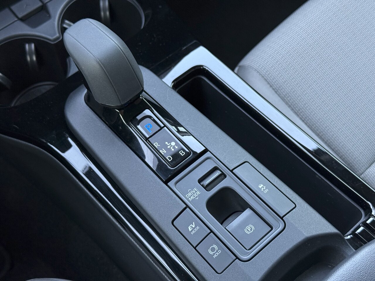 2025 Toyota Prius LX ADAPTIVE CRUISE BLIND SPOT   - Photo 27 - Portland, OR 97211